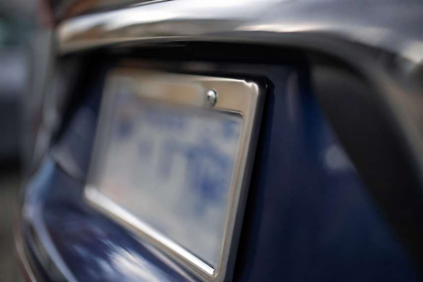 Placa de identificação de veículo em primeiro plano